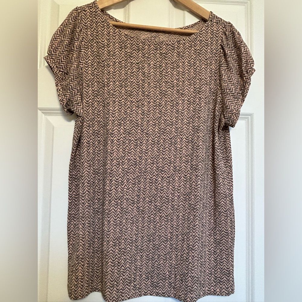 LOFT Short Sleeve Patterned Top Size Large Black Pink Chevron Patterned Stretch